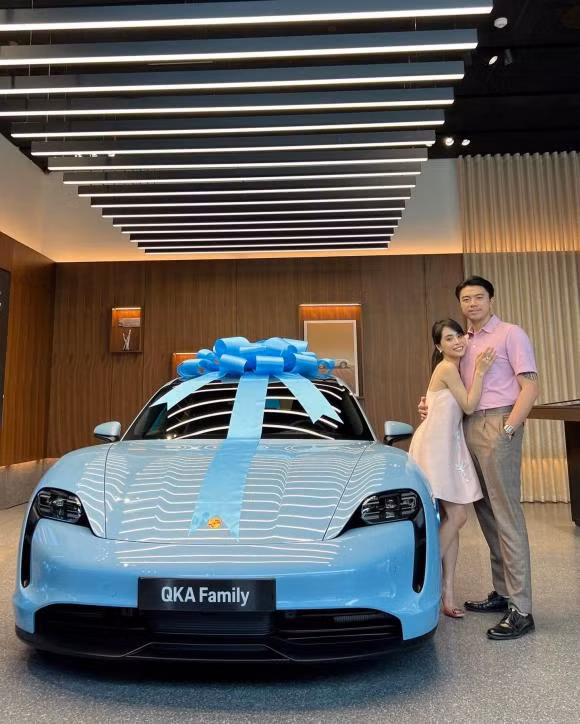 Trước đó, vợ chồng ca nương Kiều Anh sở hữu một chiếc Porches Tayan có giá ít nhất 4,7 tỷ đồng để phục vụ nhu cầu đi lại hàng ngày.