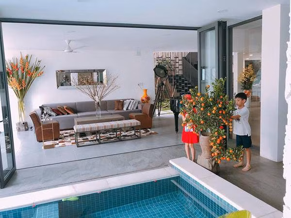 Cạnh phòng khách còn có cả hồ bơi lớn. Ảnh: FBNV