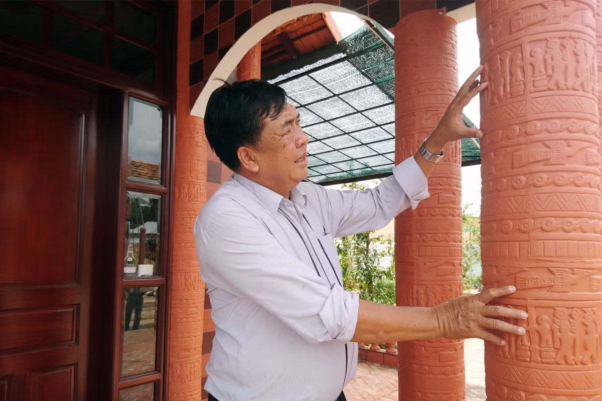 Chủ nhân của ngôi nhà gốm đỏ là ông Nguyễn Văn Buôi (thường gọi Tư Buôi), ngụ phường 5, thành phố Vĩnh Long, tỉnh Vĩnh Long - một nghệ nhân có thâm niên gần 30 năm trong nghề làm gốm đỏ tại địa phương. Ảnh: Vinhlongtourist