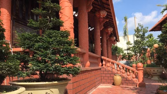 Ông Tư Buôi tâm sự, gia đình ông xây căn nhà gốm đỏ hoành tráng tại TP. Vĩnh Long không phải là chơi ngông mà muốn thể hiện tình yêu với nghề gốm đỏ theo cách riêng của mình. Ảnh: Dân trí