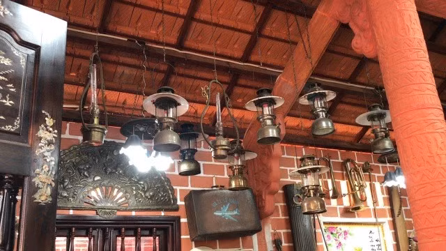Nổi bật là bộ sưu tập hơn 100 chiếc đèn cổ với những kiểu dáng vô cùng độc lạ. Ảnh: Dân trí