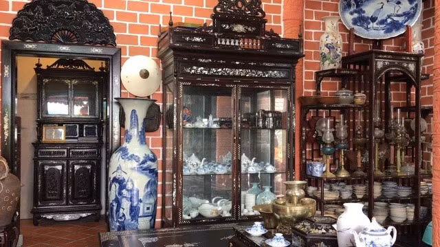 Trong nhà còn trưng bày nhiều bộ đồ cổ quý hiếm như: dụng cụ sinh hoạt bằng đồng thau cổ, bàn ủi xưa của Pháp, lò xo của Đức, bộ cân đòn của người Việt xưa...Ảnh: Dân trí