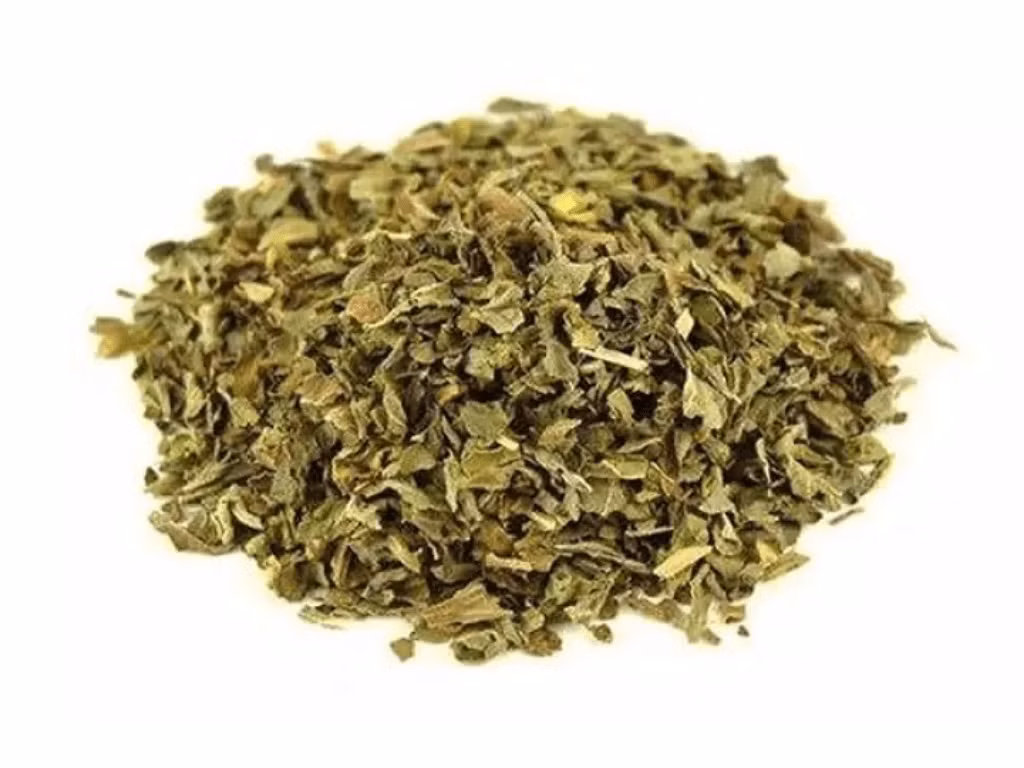 Lá đu đủ đực sấy khô được rao bán 100.000 đồng/kg. Ảnh: Farm24