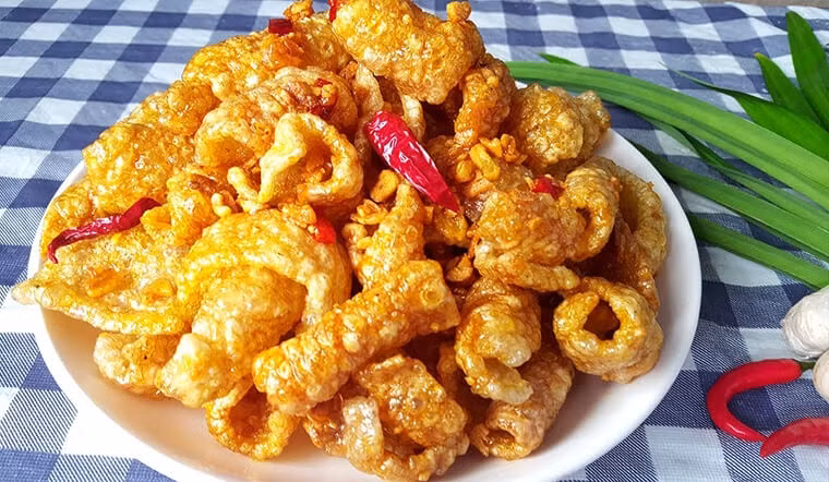 Theo đó, bì lợn chiên giòn hay chiên mắm tỏi thành mặt hàng cực kỳ hút khách trên các chợ mạng dù giá cao gấp nhiều lần thịt lợn. Ảnh: Facebook