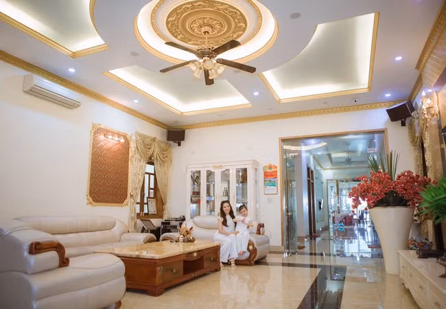 Biệt thự của Vy Oanh có tổng diện tích 3.000 m2 gồm không gian ở và khuôn viên rộng rãi. Đây cũng là nơi sum họp của đại gia đình vào mỗi dịp đặc biệt hay lễ Tết. Ảnh: FBNV