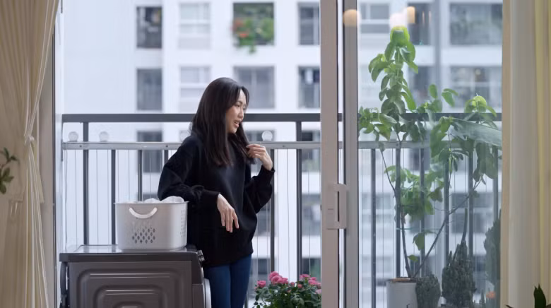 Tại đây, Diệu Nhi - Anh Tú đặt máy giặt và trồng một vài chậu cây cảnh để tô điểm thêm cho không gian sống. Ảnh chụp màn hình