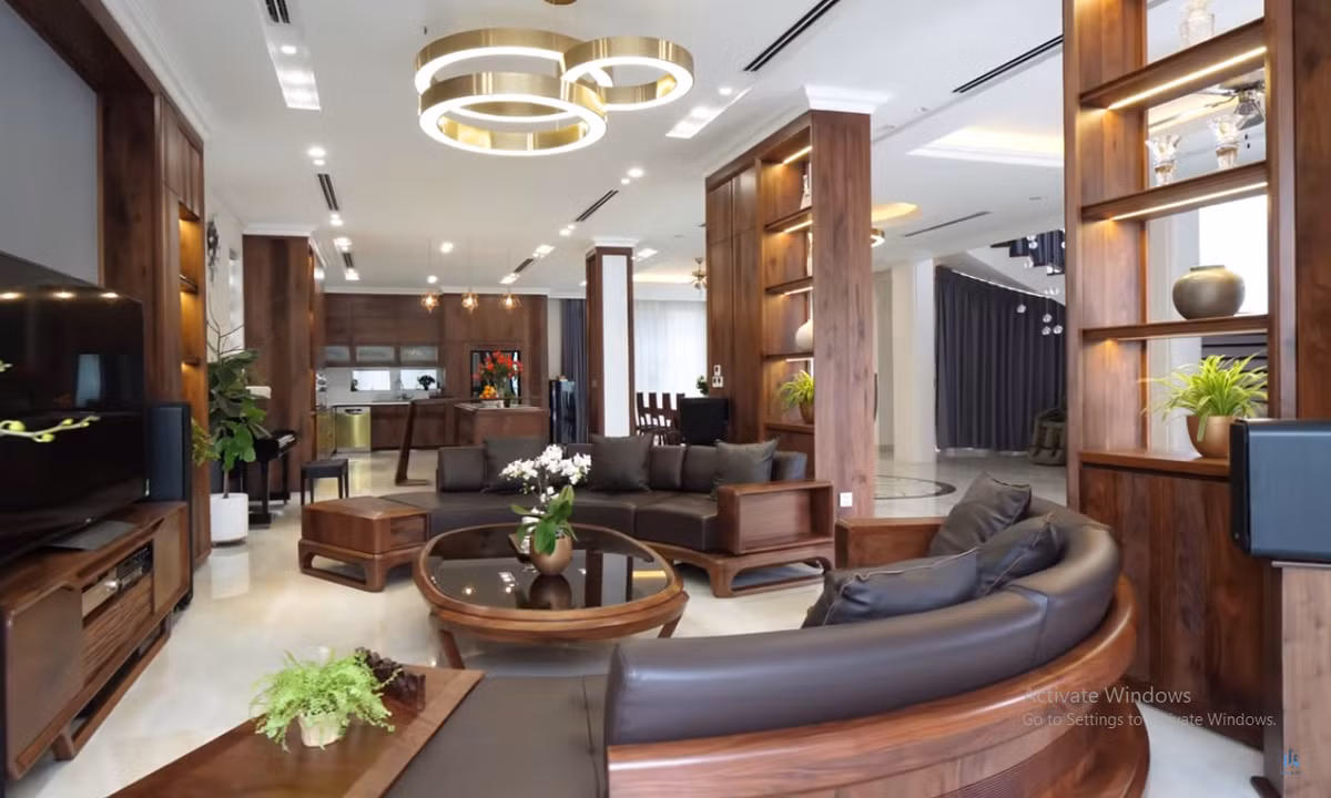Phòng khách là điểm nhấn chính của tầng 1 với bộ sofa cong đúng với phong cách chủ đạo của công trình.