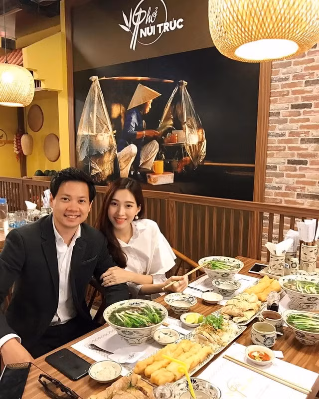 Trung Tín từng chia sẻ: "Tôi nói nghiêm túc với Thảo là khi vợ sinh con tôi sẽ nghỉ hoàn toàn ở nhà một tháng. Ai cũng biết đây là thời điểm khó khăn nhất của phụ nữ và người họ cần nhất bên cạnh chính là chồng. Tôi cũng muốn tự tay cùng vợ chăm con những ngày đầu tiên". Ảnh: FBNV