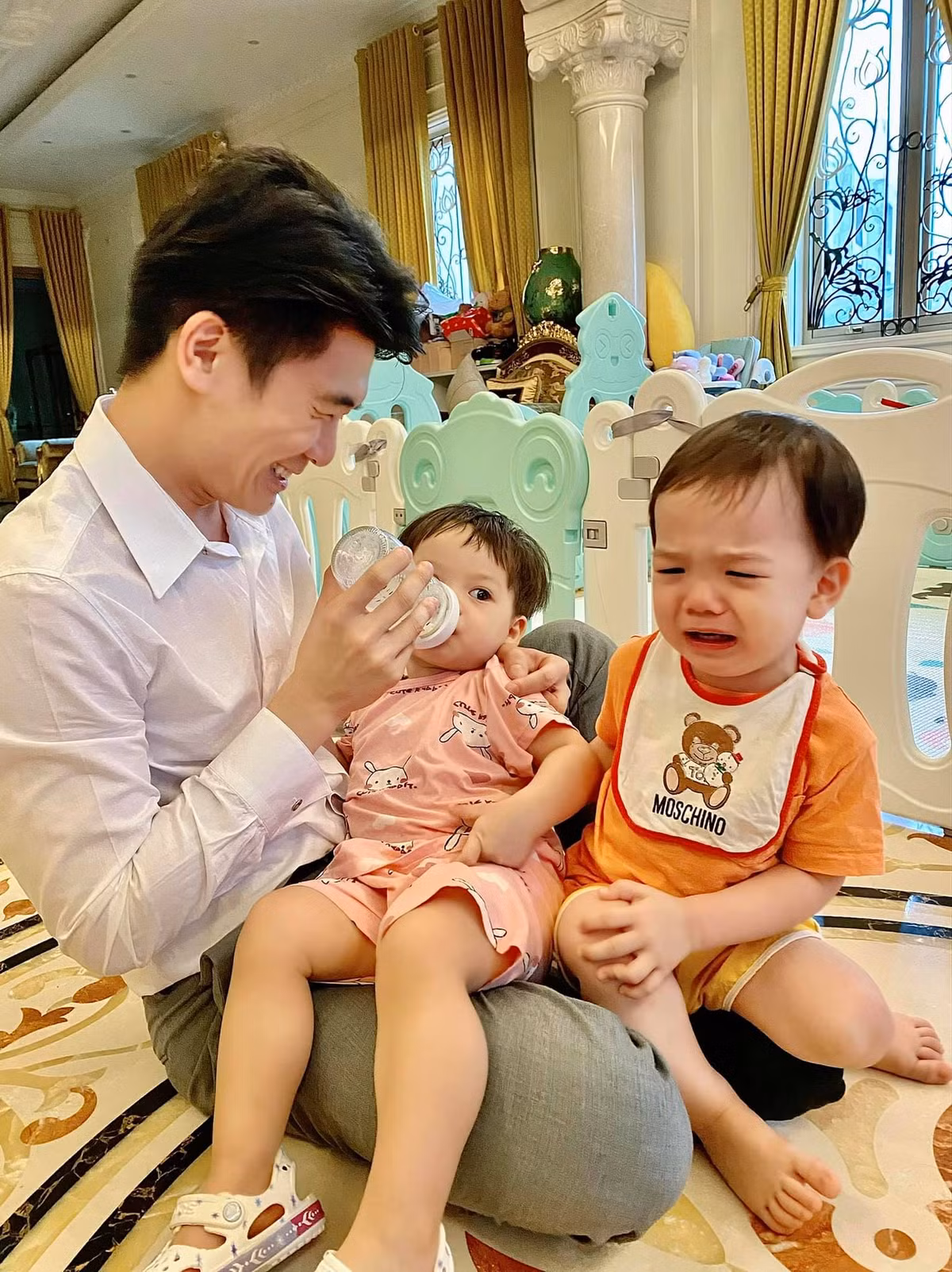Sau giờ làm, chàng thiếu gia dành nhiều thời gian chăm sóc các con. Ảnh: FBNV