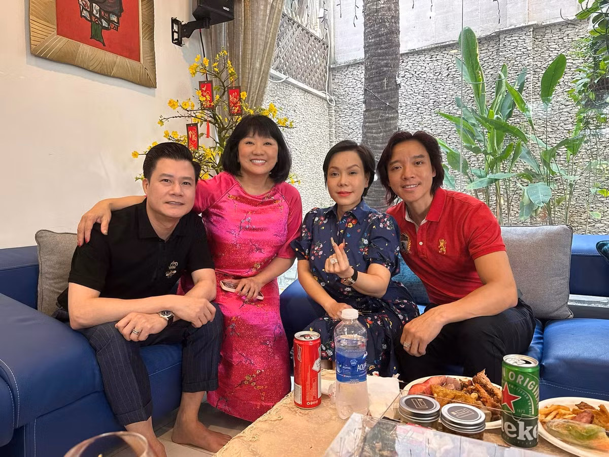 Cửa kính lớn nhìn thẳng ra sân vườn giúp không gian phòng khách thêm thoáng đãng.