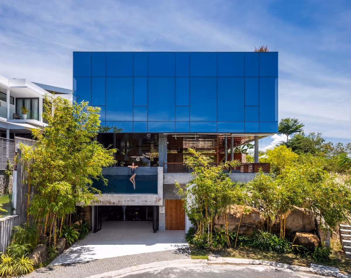 Tọa lạc tại thành phố biển Nha Trang, căn biệt thự 3 tầng được xây dựng trên khu đất rộng 800 m2, phía trước nhìn ra vịnh biển, phía sau là núi.