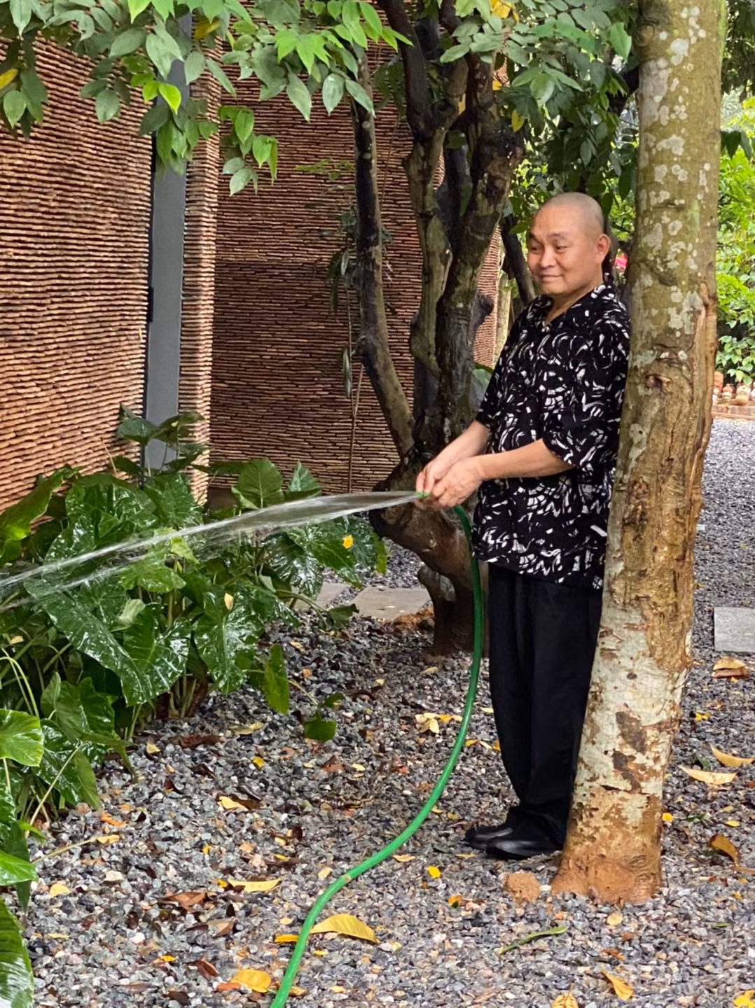 Thời gian rảnh rỗi, danh hài Xuân Hinh tự tay chăm sóc khu vườn. Nguồn ảnh: FBNV
