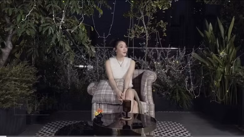 Sân thượng ngập tràn cây xanh, được trang trí bằng đèn nhấp nháy tạo không gian rất "chill".