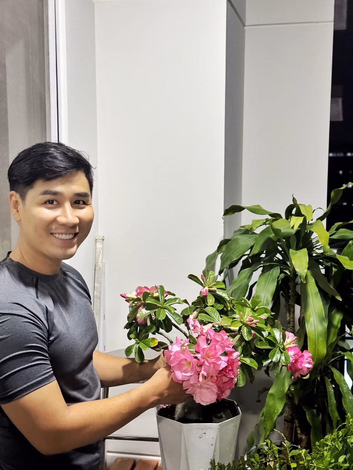 Nguyên Khang là một trong những MC đắt show hàng đầu Việt Nam. MC Nguyên Khang đang sống trong một căn hộ cao cấp ở trung tâm TP HCM.