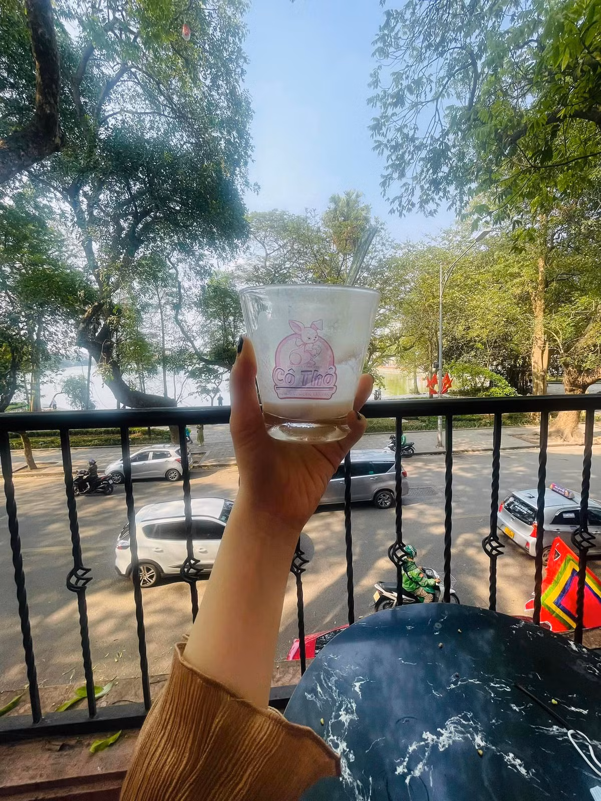Giữa phố phường đông đúc của trung tâm Hà Nội nhưng căn nhà có view rất thoáng đãng.