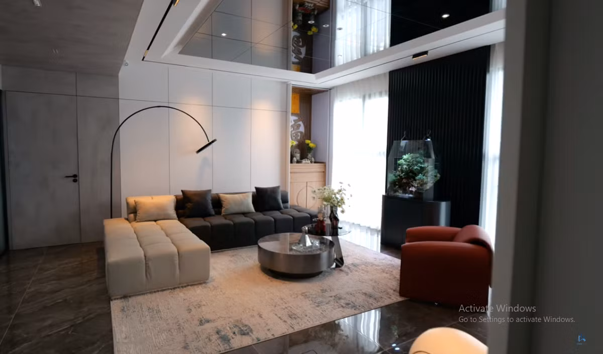 Mới đây, kênh YouTube NhaF giới thiệu căn hộ rộng 150 m2 của một cặp vợ chồng trẻ ở Mỹ Đình, Hà Nội.