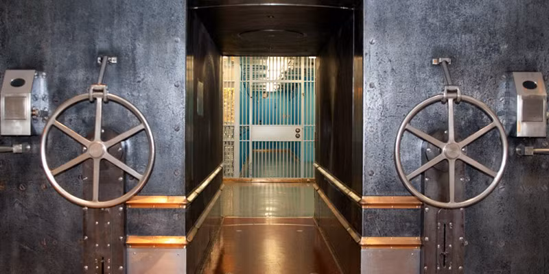 Kho vàng của Ngân hàng Dự trữ Liên bang New York được biết đến là kho vàng lớn nhất thế giới. Nơi đây chứa các thỏi vàng trị giá 250 tỷ USD. Mỗi thỏi vàng trị giá khoảng 640.000 USD.