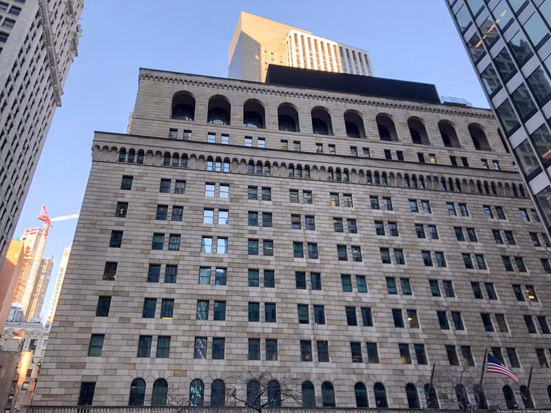 Kho vàng của Fed New York được xây dựng vào đầu những năm 1920, nằm ở tầng hầm của tòa trụ sở chính tại Manhattan. Đây được xem là nơi cất trữ vàng lý tưởng và an toàn cho những "khách hàng" giàu có.