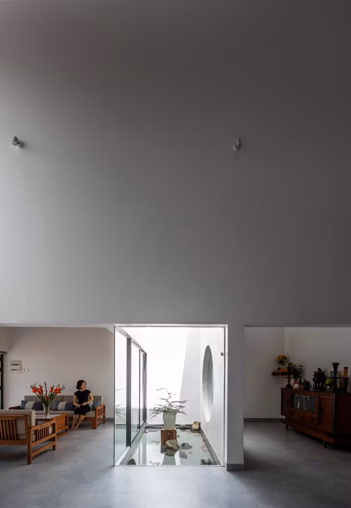 Hoài niệm về quá khứ hiện hữu trong ngôi nhà mái ngói qua việc bố trí bàn thờ ở giữa nhà, dễ dàng kết nối mọi không gian sinh hoạt ở tầng trệt, tạo sự thuận tiện cho người lớn tuổi.