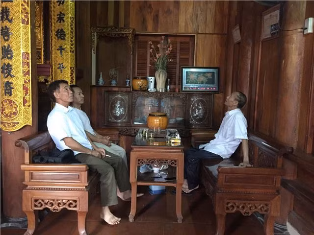 Nhà gồm 5 gian, gian chính giữa là nơi thờ tự tổ tiên, hai gian hai bên kê hai bộ bàn ghế để gia đình tiếp khách. Ảnh: Dân Việt