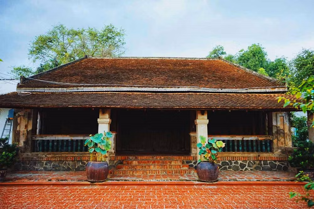 Căn nhà cổ rộng khoảng 240 m2, trong đó chiều dài khoảng 20m và chiều rộng 12m, được xây theo kiểu chữ “Đinh” truyền thống. Ảnh: Tayninhtoday