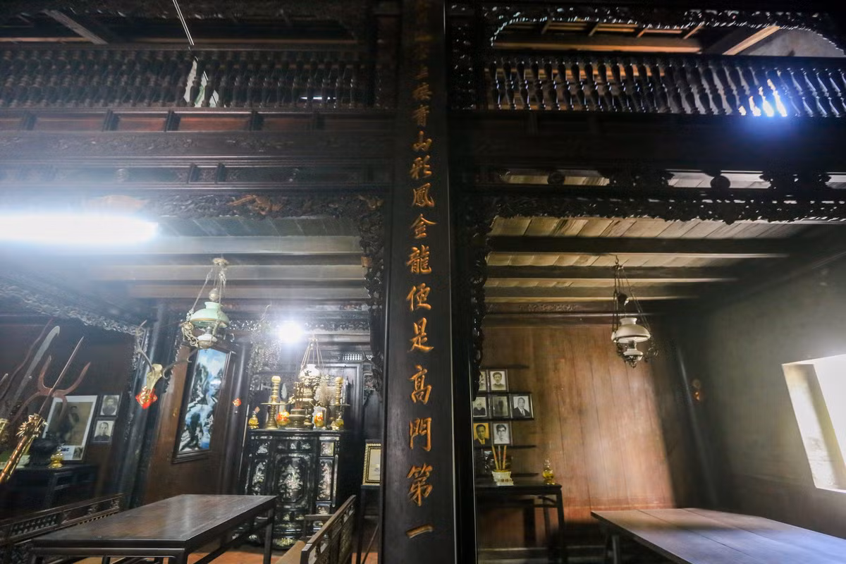 Trong nhà có một tầng lửng khá rộng, thoáng mát. Tầng dưới dùng để ở, sinh hoạt, tiếp khách. Ảnh: Khamphatayninh