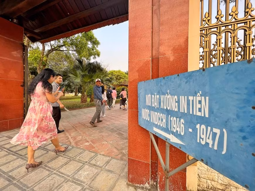  Nhà máy in tiền đầu tiên của nước Việt Nam Dân chủ Cộng hòa (1946-1947) nằm ở đồn điền Chi Nê (nay là xã Cố Nghĩa, huyện Lạc Thủy, tỉnh Hòa Bình). Tại đây, những tờ giấy bạc Cụ Hồ đầu tiên mang sứ mệnh lịch sử đã ra đời. Ảnh: Vietnamplus