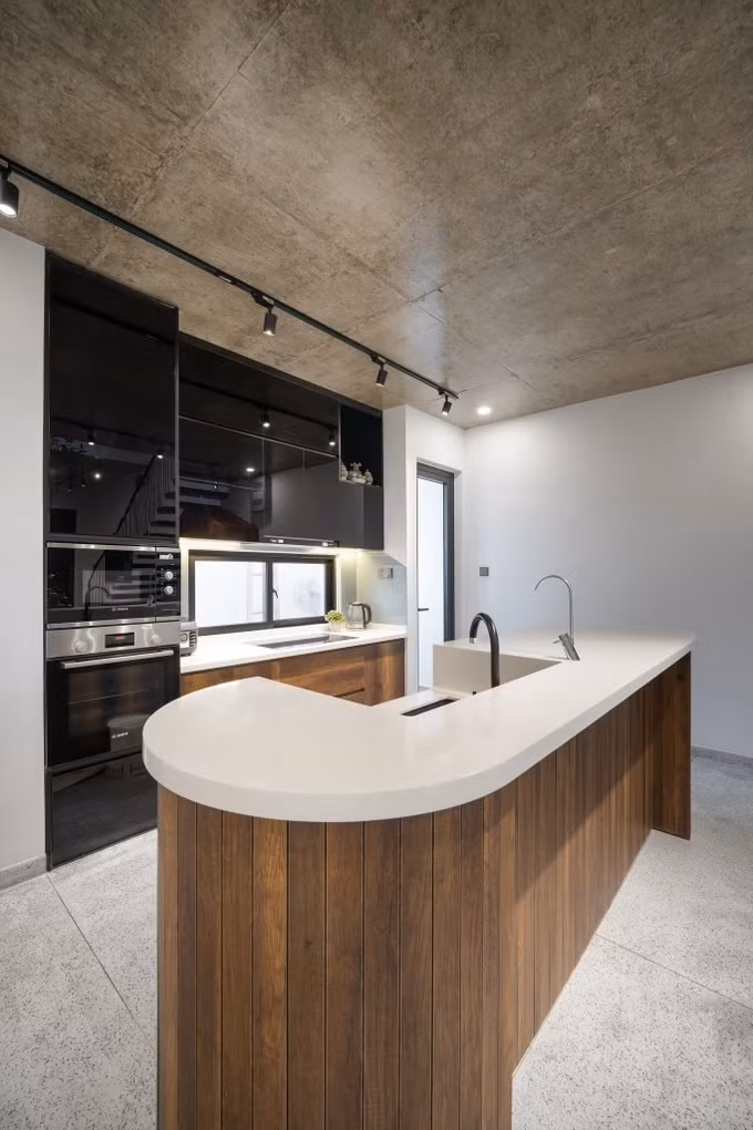 Gian bếp với nhiều thiết bị cao cấp. Nguồn ảnh: Phong Đặng/SBS House