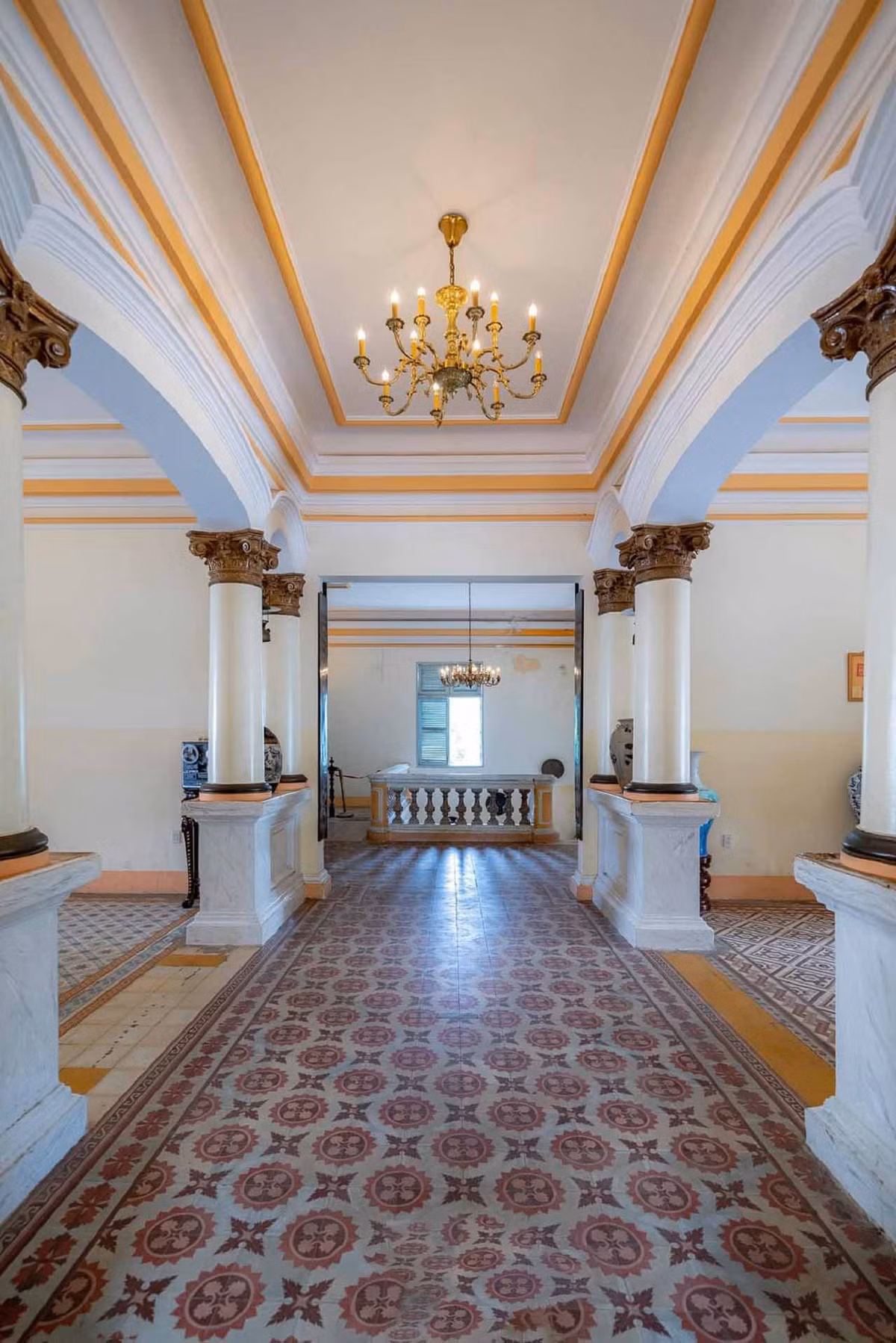 Mỗi cây cột trong nhà đều được trang trí hoa văn đẹp mắt. Ảnh: Nucuoimekong
