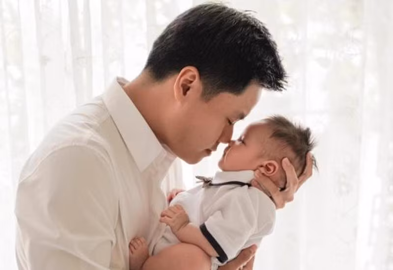 Phan Thành hạnh phúc bên con trai. Ảnh: FBNV