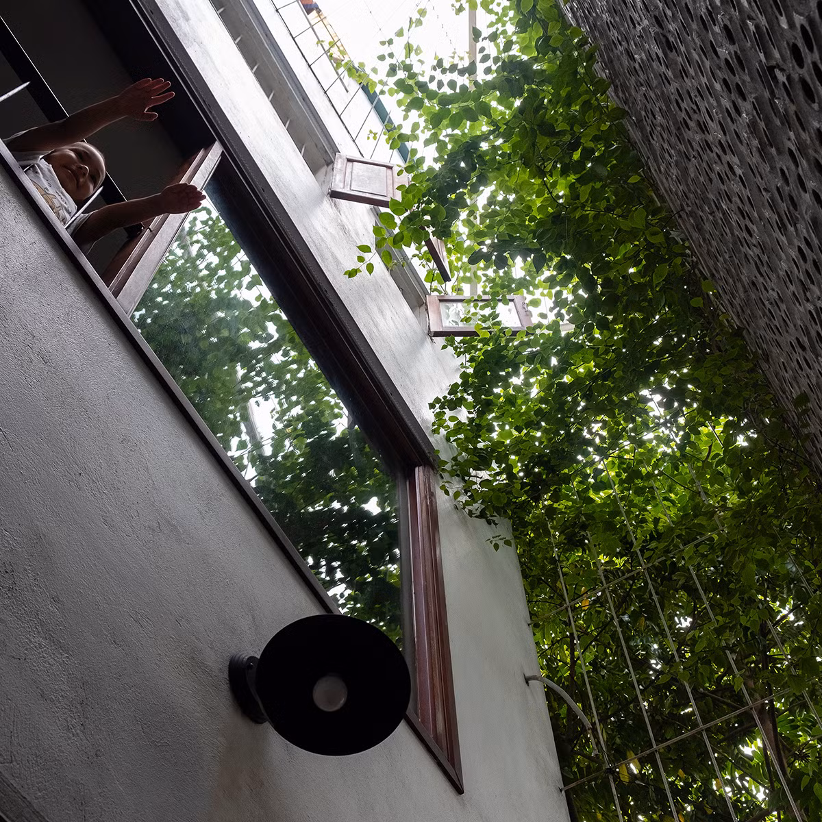 Căn nhà được hình thành với 2 lớp không gian chính gồm không gian trống phía ngoài và không gian chức năng ở trung tâm.