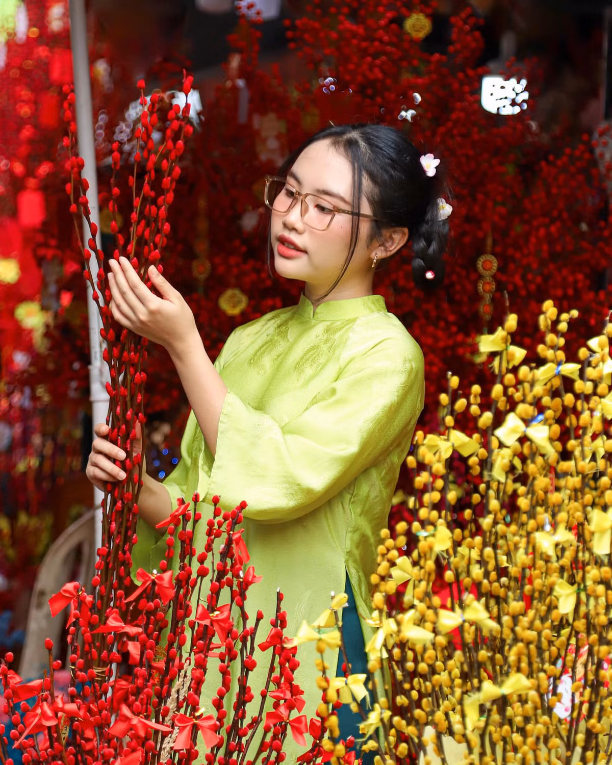 Đến năm 19 tuổi, Phương Mỹ Chi đã có thể mở cửa hàng cho mẹ ruột.
