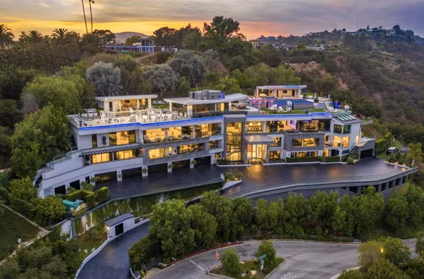Tháng 5/2019, Dan Bilzerian thuê căn biệt thự có 1-0-2 ở Los Angeles. Biệt thự nằm trên sườn đồi có tổng cộng 12 phòng ngủ, 25 phòng vệ sinh, 1 bể bơi ngoài trời...Ảnh: Luxury Architecture