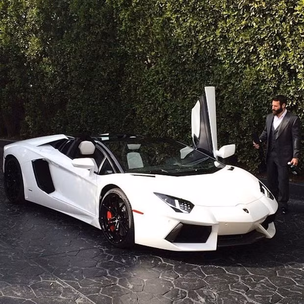 Dan Bilzerian từng cho fan của anh vào xem garage xe hơi của mình bằng cách livestream trên Instagram. Trong đó, bao gồm AC Shelby Cobra model năm 1967 (700.000 USD), Bentley Continental (250.000 USD), RollsRoyce Cullinan (330.000 USD) và một chiếc Cadillac Escalade (100.000 USD). Ảnh: Instagram