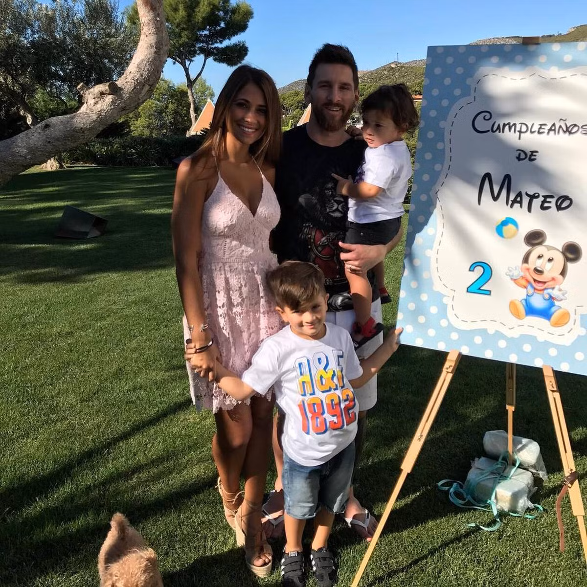 Sân sau rộng lớn là nơi Messi chơi bóng cùng con và những chú chó cưng của mình.
