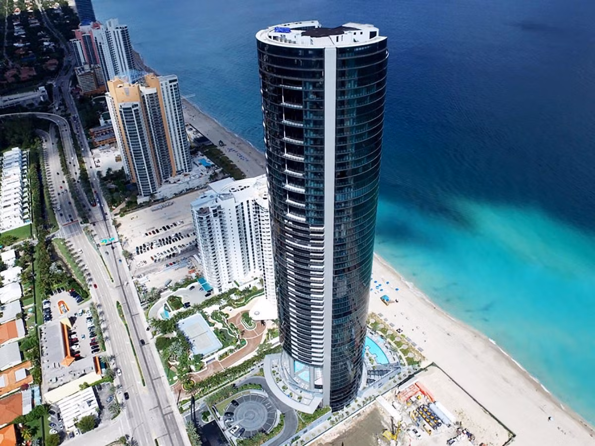 Căn hộ của Messi ở Miami nằm trong toà nhà Porsche Design lộng lẫy, tọa lạc trên bãi biển Sunny Isles ở Miami (Mỹ).