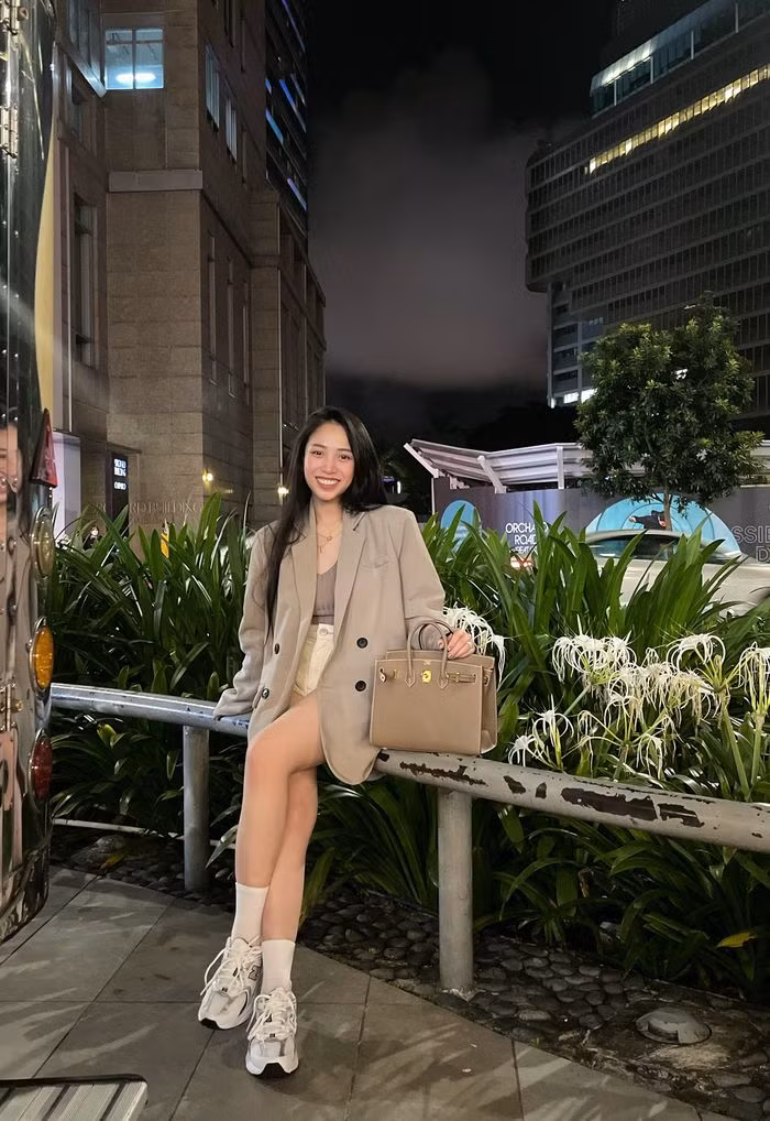 Bên cạnh đó, ái nữ đại gia Minh Nhựa là một tín đồ chơi đồ hiệu không thua kém người đẹp nào của Vbiz. Chẳng hạn như chiếc túi HM trên tay cô có giá không dưới 400 triệu đồng. Ảnh: FBNV