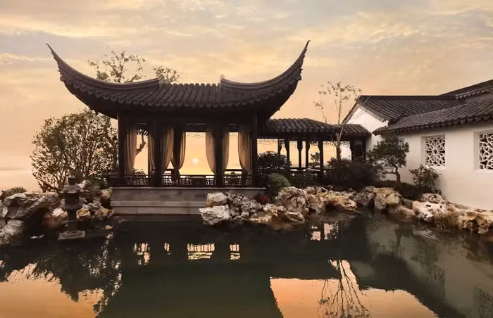 Dinh thự tráng lệ kết hợp phong cách nhà vườn truyền thống của Trung Quốc với thiết kế hiện đại.