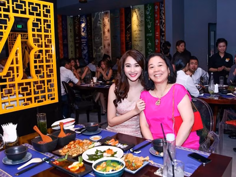 Nhung ba me chong quyen luc va giau co cua Hoa hau Viet