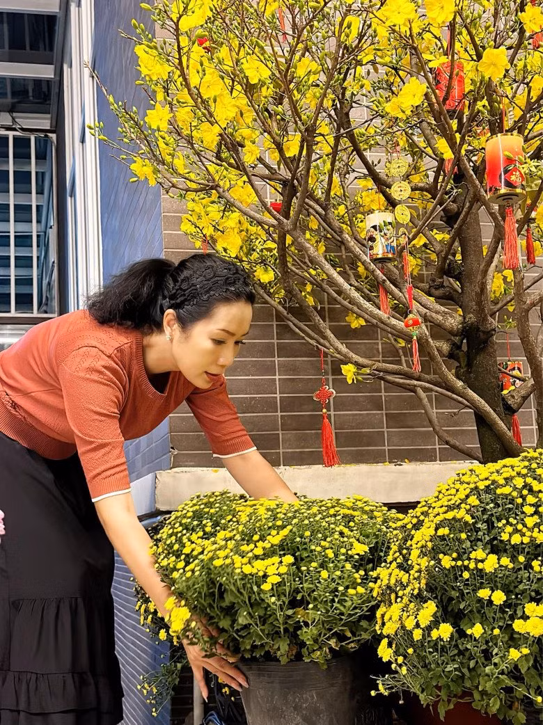 Vào dịp Tết, nữ diễn viên trang trí nhà bằng những bình hoa cúc giúp không gian sáng bừng.