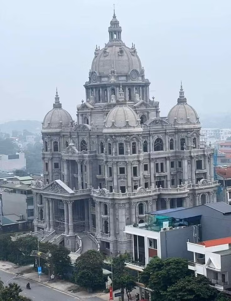 Theo tiết lộ, có tới 50 người thợ lành nghề được thuê chỉ để cắt phào chỉ và các họa tiết trang trí. Ảnh: Facebook
