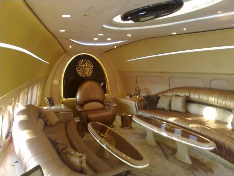 Trên máy nay bao gồm một phòng khách rộng rãi với nội thất sang trọng. Ảnh: Luxurylaunches