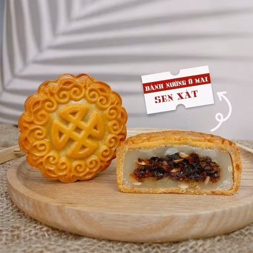 Khác với bánh trung thu truyền thống chỉ có vị ngọt hoặc mặn, vị chua của ô mai tạo nên sự khác biệt cho chiếc bánh trung thu ô mai. Ảnh: Honglam