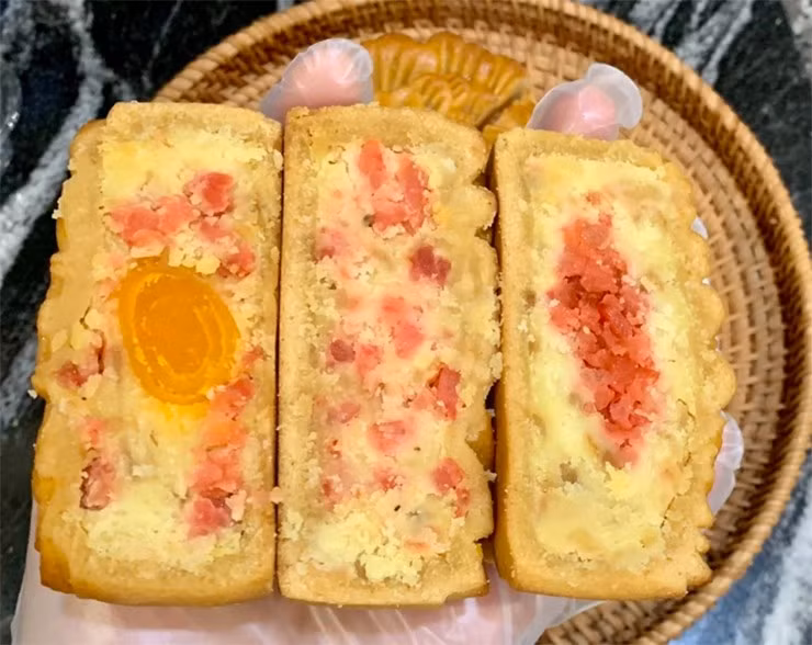 Nhìn bên ngoài, bánh trung thu nhân xôi xéo không có gì quá khác biệt so với bánh thông thường. Tuy nhiên, phần nhân bánh đầy đủ các nguyên liệu của bát xôi xéo với đậu xanh, thịt, ruốc, hành phi... Ảnh: Dân trí