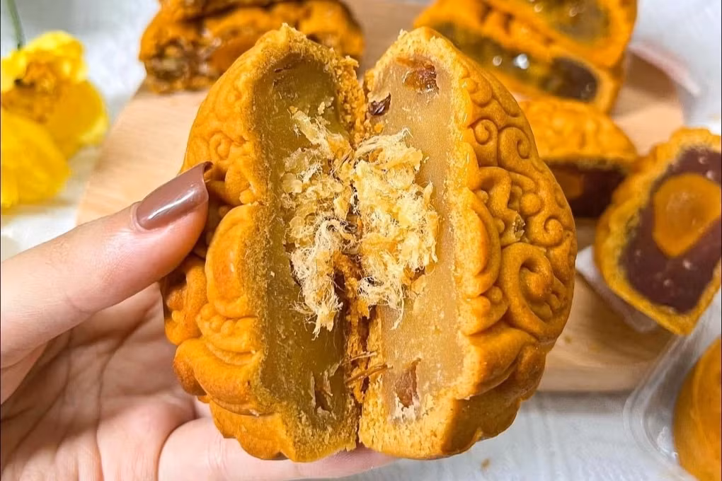 Bánh trung thu xôi xéo bán theo đơn đặt hàng, giá từ 60.000 - 80.000 đồng/chiếc. Ảnh: Dân trí