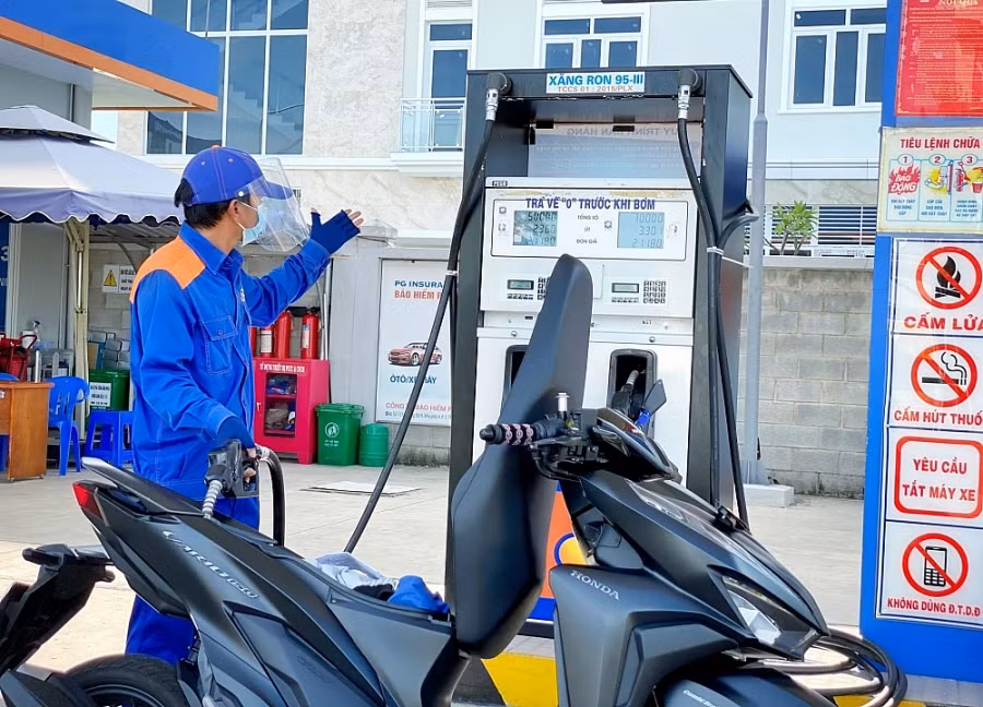 Xăng RON 95 giảm gần 600 đồng/lít Xang RON 95 giam gan 600 dong/lit