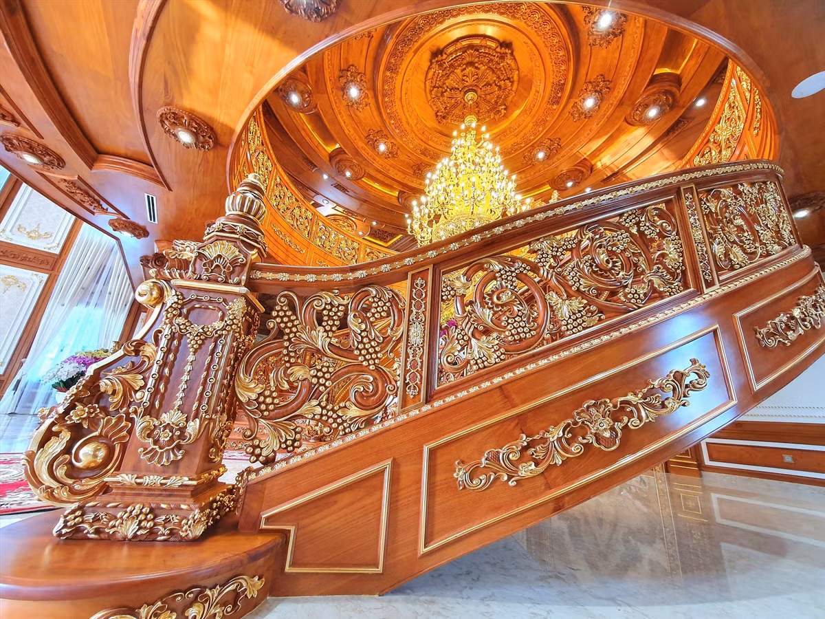 Nhiều vị trí trong nhà được dát vàng cho không gian kiến trúc thêm lộng lẫy. Ảnh: FB Dinh Thự Lang Truyền