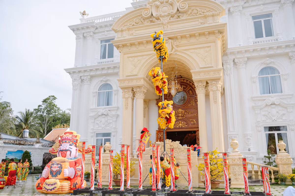 Chủ nhân của tòa dinh thự là ông Nguyễn Ngọc Lang (SN 1968) và vợ bà Lê Thị Truyền. Tòa nhà cao 28 m với 1 tầng trệt, 1 lửng, 1 tầng lầu và 1 tum. Ảnh: FB Dinh Thự Lang Truyền