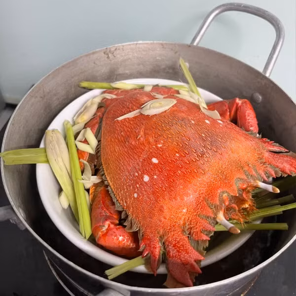 ...nhưng ngon nhất và đơn giản trong chế biến vẫn là món cua huỳnh đế hấp ăn với muối tiêu ớt xanh hoặc luộc lấy thịt phi hành thơm nấu cháo. Ảnh: Daohaisan