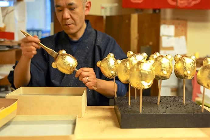 Vàng lá của vùng Kanazawa tạo nên vẻ đẹp rực rỡ cho các tác phẩm nghệ thuật, từ kiến trúc đến ẩm thực.